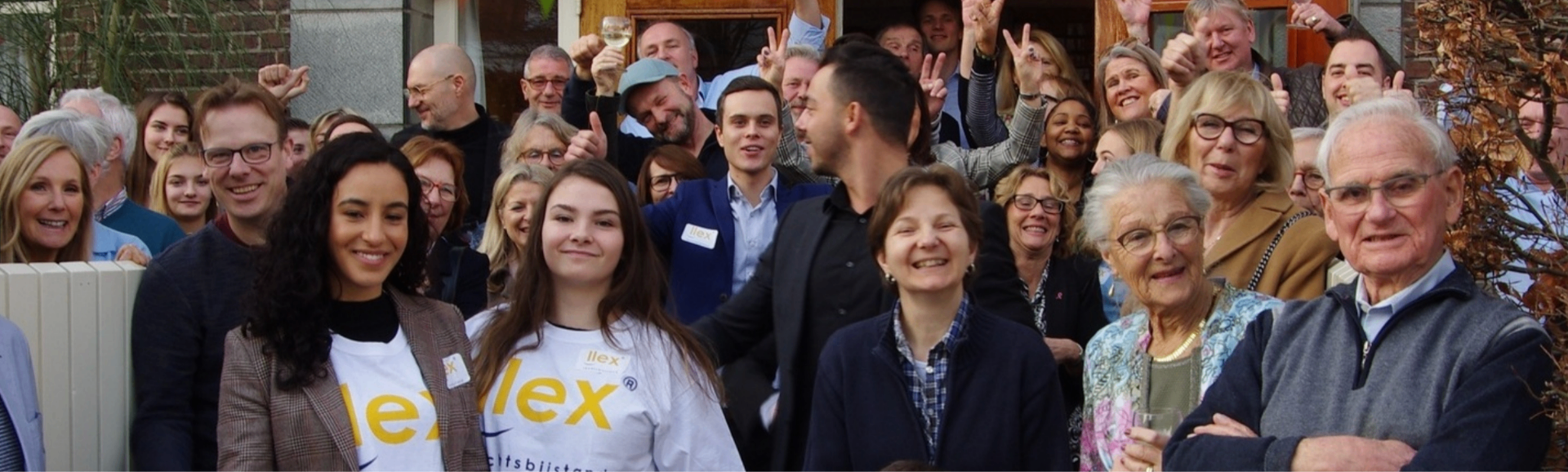 Õnnelik naeratav pere, keda toetab LLex